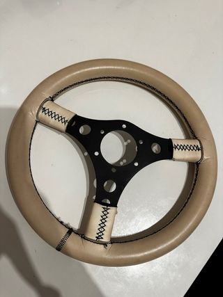 Volante deportivo clásico Color crema