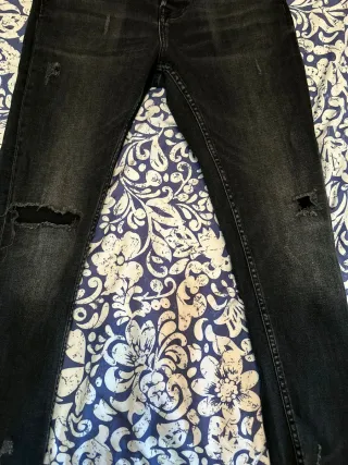 Pantalón vaquero negro desgastado talla 40
