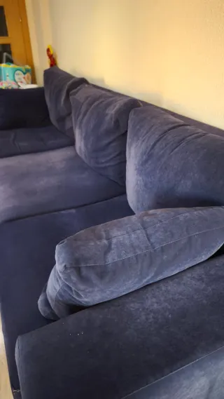 Sofá modular azul oscuro de terciopelo.