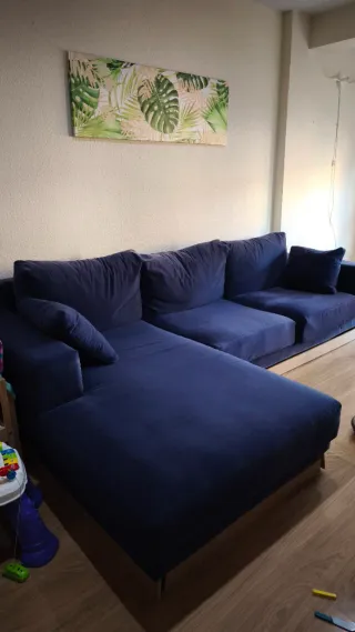 Sofá modular azul oscuro de terciopelo.