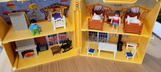 Casa Playmobil con muñecos y accesorios