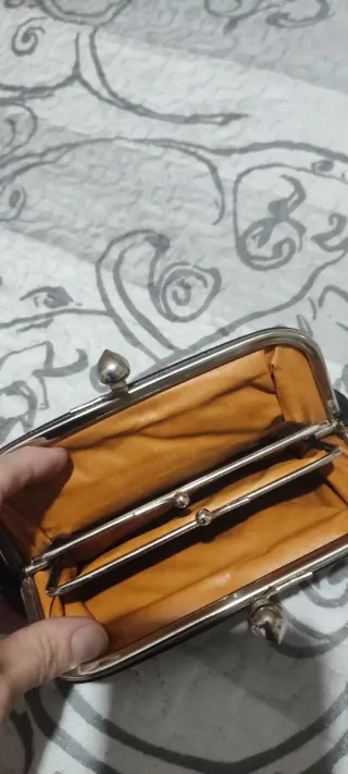 Monedero de piel antiguo