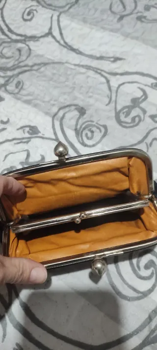 Monedero de piel antiguo