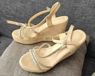 Sandalias beige cuña pedrería