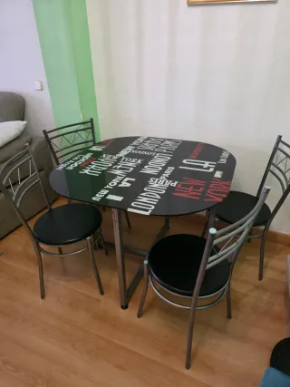 Mesa comedor cristal y 4 sillas metal