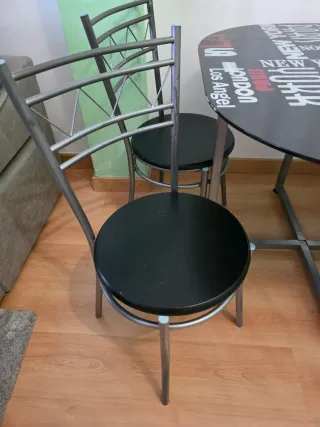 Mesa comedor cristal y 4 sillas metal