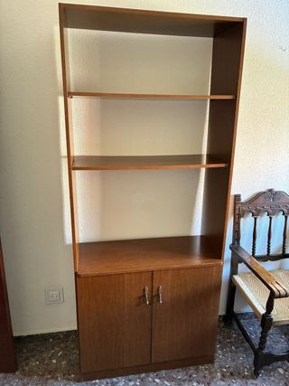 Mueble de madera con repisas