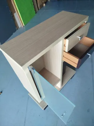 Mueble de entrada madera y cristal.