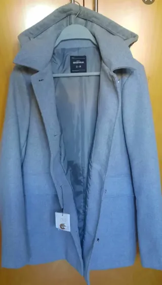 A ESTRENAR. Abrigo gris con capucha. Talla M