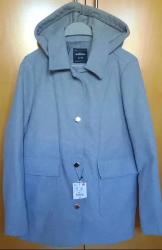 A ESTRENAR. Abrigo gris con capucha. Talla M