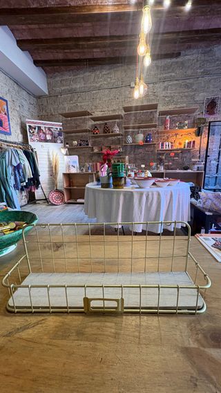 Expositores metálico dorado para tienda