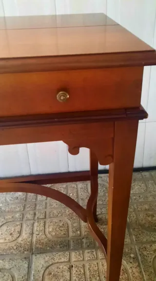 Escritorio pequeño de madera