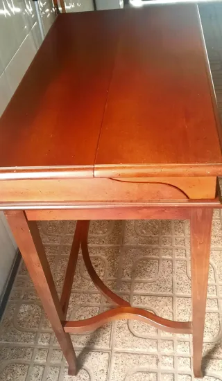 Escritorio pequeño de madera