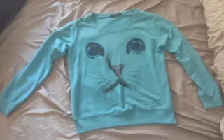 Sudadera azul de gatito