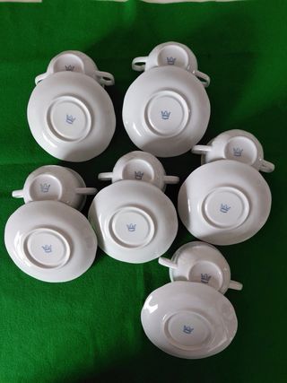Tazas de consomé de porcelana blanca