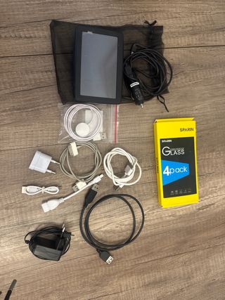 Navegador TomTom, cargador y cables varios