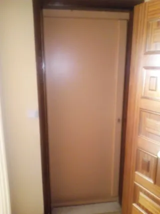 Puerta de madera color melocotón