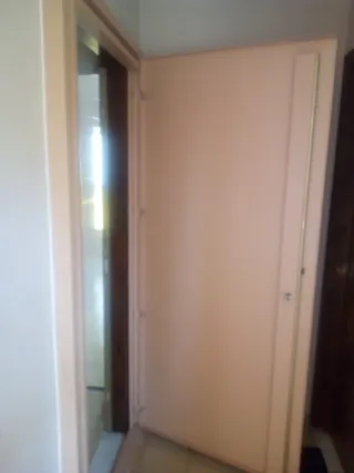 Puerta de madera color melocotón