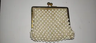 Monedero de cuentas dorado y blanco