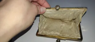 Monedero de cuentas dorado y blanco