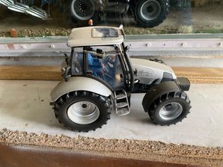 Replica 2  Trattori UH 1:32