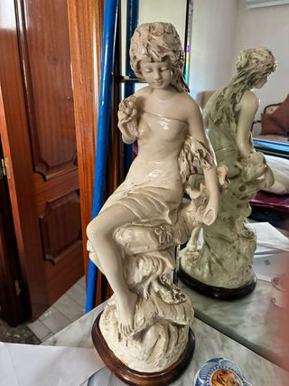 Escultura de porcelana mujer