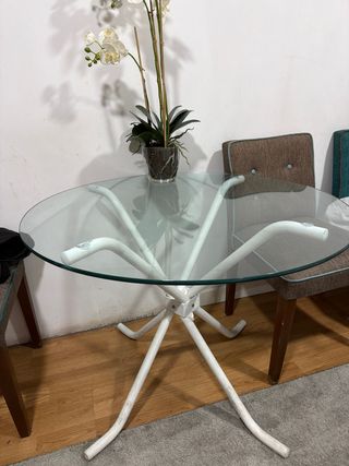 Tavolo rotondo in vetro e metallo