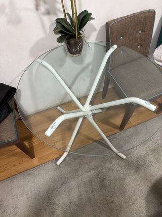 Tavolo rotondo in vetro e metallo