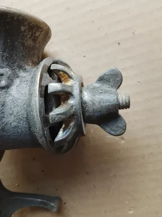 Picadora de carne antigua de hierro Beatrice