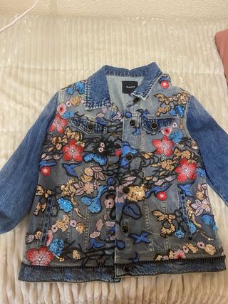 Chaqueta vaquera Desigual bordada