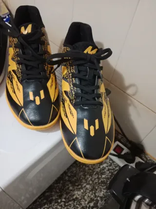 Zapatos negros y amarillos.un par 15€.los dos 28€
