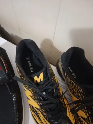 Zapatos negros y amarillos.un par 15€.los dos 28€