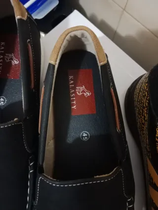 Zapatos negros y amarillos.un par 15€.los dos 28€