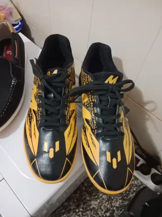 Zapatos negros y amarillos.un par 15€.los dos 28€