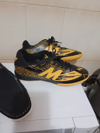 Zapatos negros y amarillos.un par 15€.los dos 28€