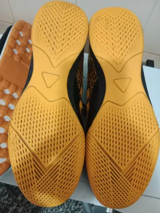 Zapatos negros y amarillos.un par 15€.los dos 28€