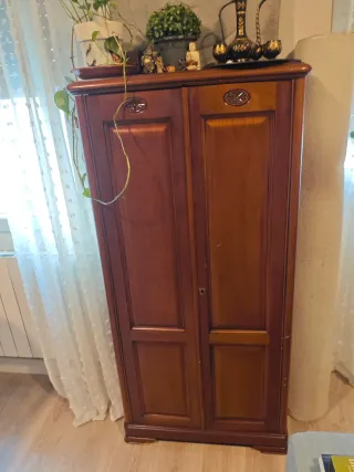 mueble bar antiguo de madera, con luz y cristal.