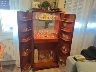 mueble bar antiguo de madera, con luz y cristal.