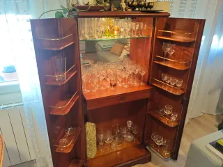 mueble bar antiguo de madera, con luz y cristal.