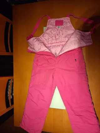 Mono de esquí rosa
