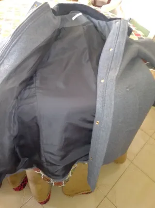 Abrigo gris con cuello de pana