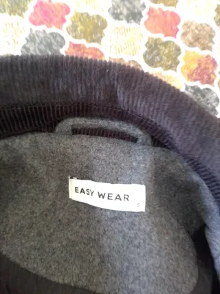 Abrigo gris con cuello de pana