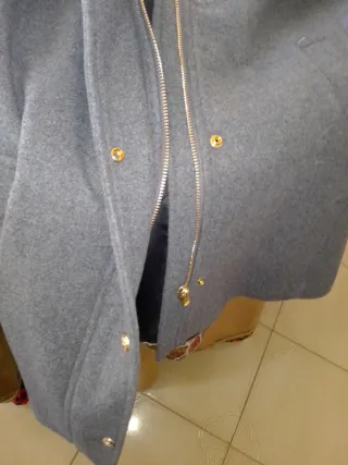 Abrigo gris con cuello de pana