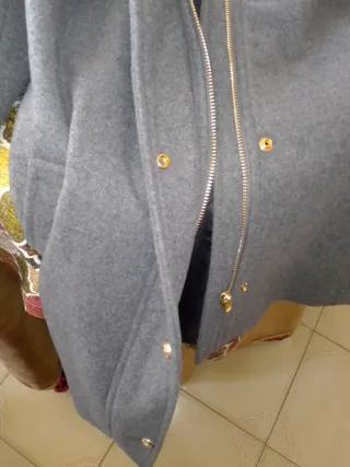 Abrigo gris con cuello de pana