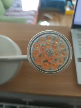 Lámpara Spot Dicroica y LED Blanca