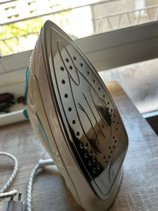 Plancha de ropa blanca y verde