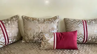 Fundas de cojín doradas y rojas