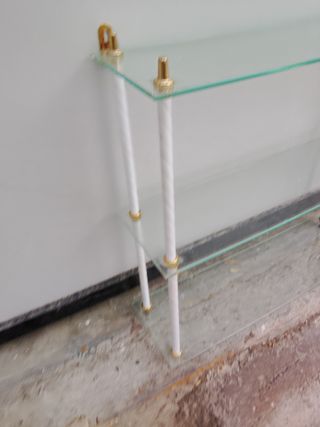 Estantería cristal y metal dorada