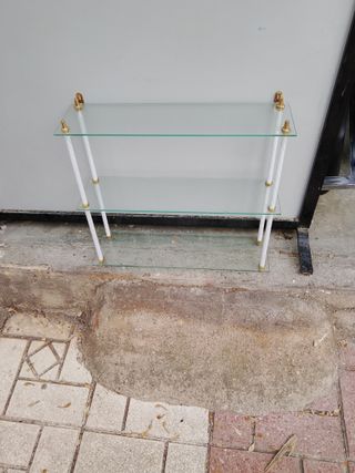 Estantería cristal y metal dorada