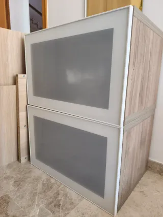 2 Muebles de madera con puerta de cristal Ikea